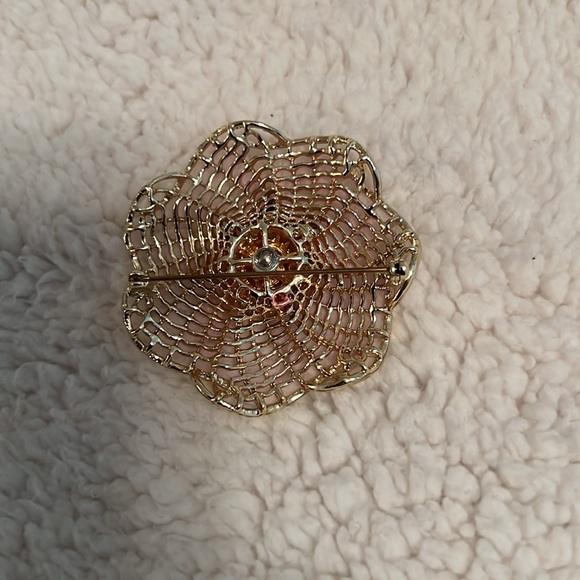 Elegant Pink and Gold Flower Brooch - Picture 2 of 2